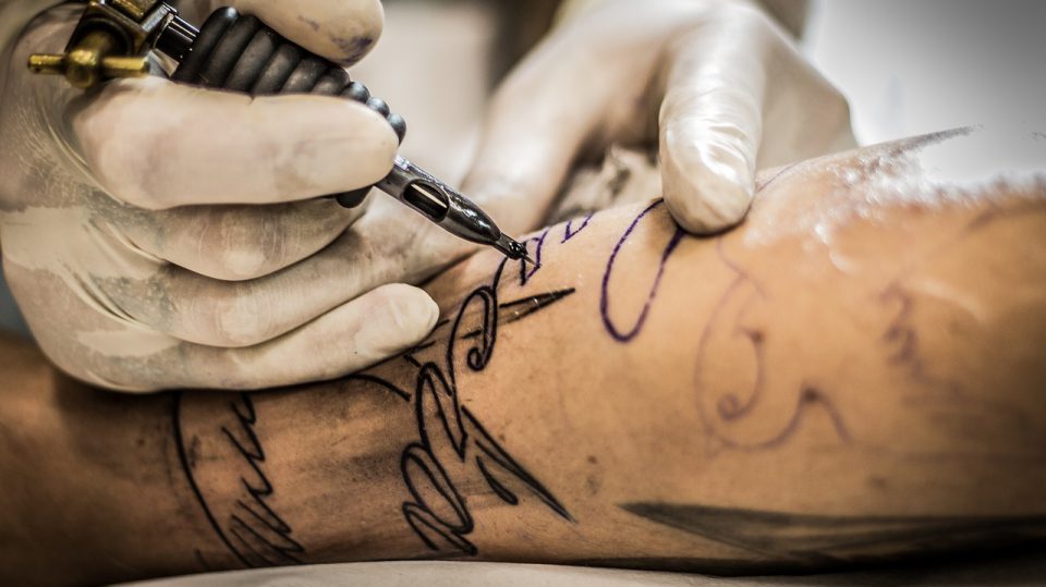 Wer sich neue Tattoos stechen lässt, muss einiges einstecken können