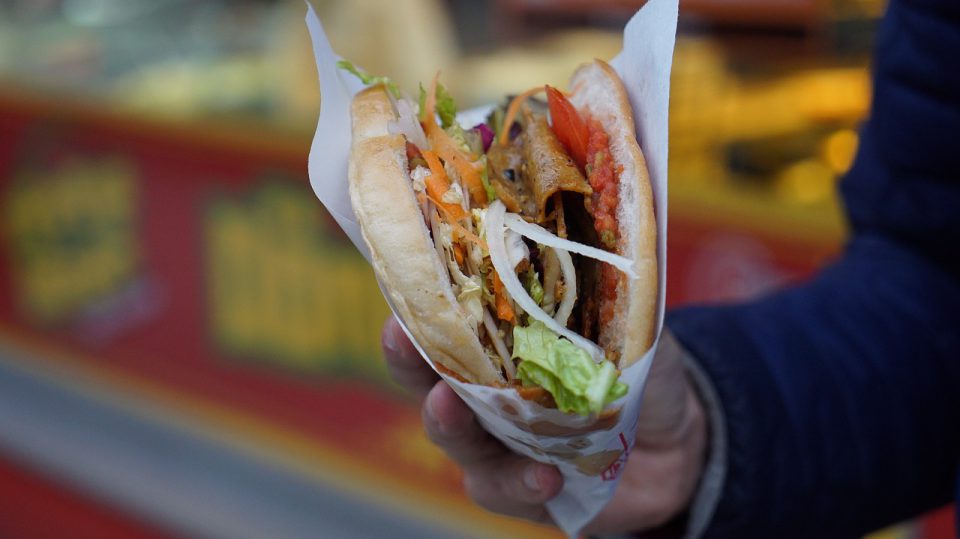 Döner im Brot - ein beliebtes Fastfood in Deutschland