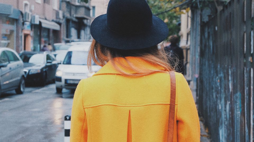 Street Fashion bringt Farbe in graue Straßen wie diese