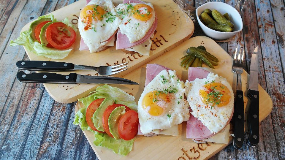 Ein ausgewogenes Frühstück zählt zur richtigen Ernährung für Sportler