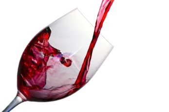 Das richtige Weinglas für Rotwein bietet eine große Oberfläche für den Wein