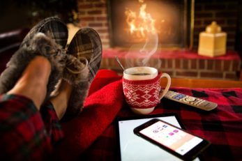 Eine heiße Tasse Tee vor dem Kamin kann für die volle Entspannung sorgen