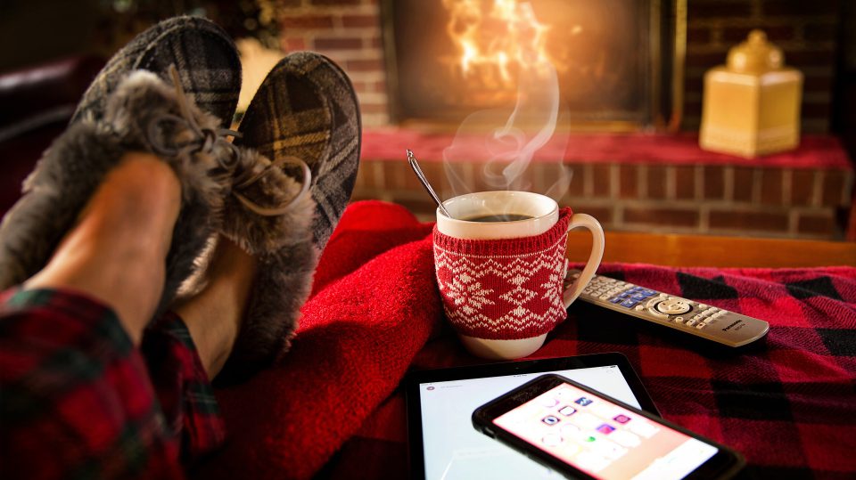 Eine heiße Tasse Tee vor dem Kamin kann für die volle Entspannung sorgen