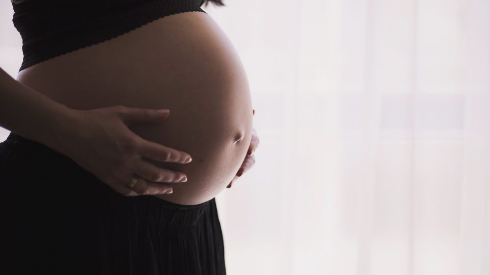 Mit dem wachsenden Bauch während der Schwangerschaft steigt auch die Vorfreude auf den Geburtstermin