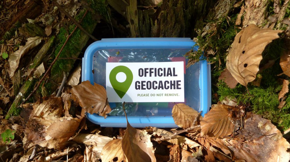 Ein klassisches Geocaching Versteck inmitten der Natur