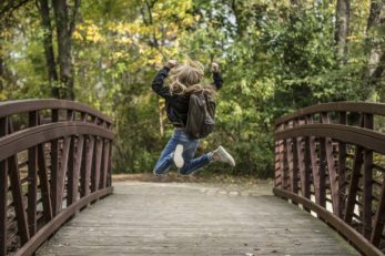 Kind freut sich über die Anschaffung von einem Schulranzen zur Einschulung