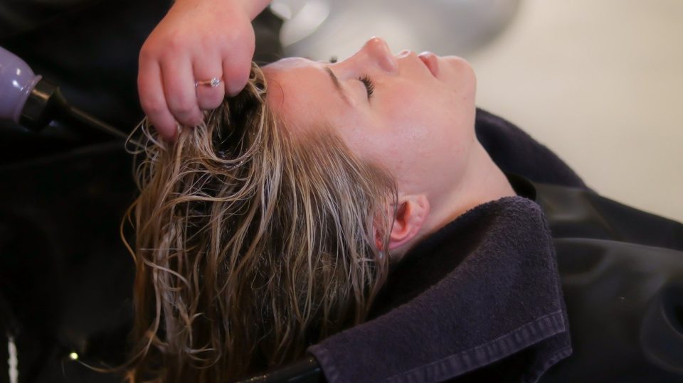 Haare richtig waschen beim Friseur